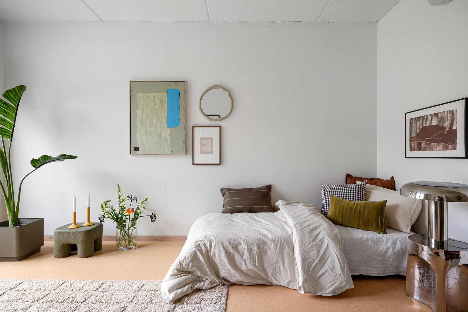 Her er det plass for sofa med tilhørende møblement og seng. Galleribilde