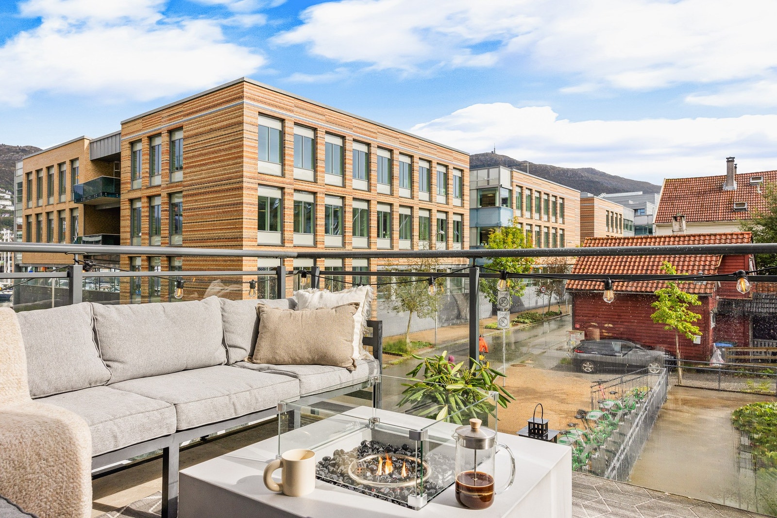 Leiligheten har en ettertraktet beliggenhet i Damsgårdssundet, rolig og tilbaketrukket. Galleribilde