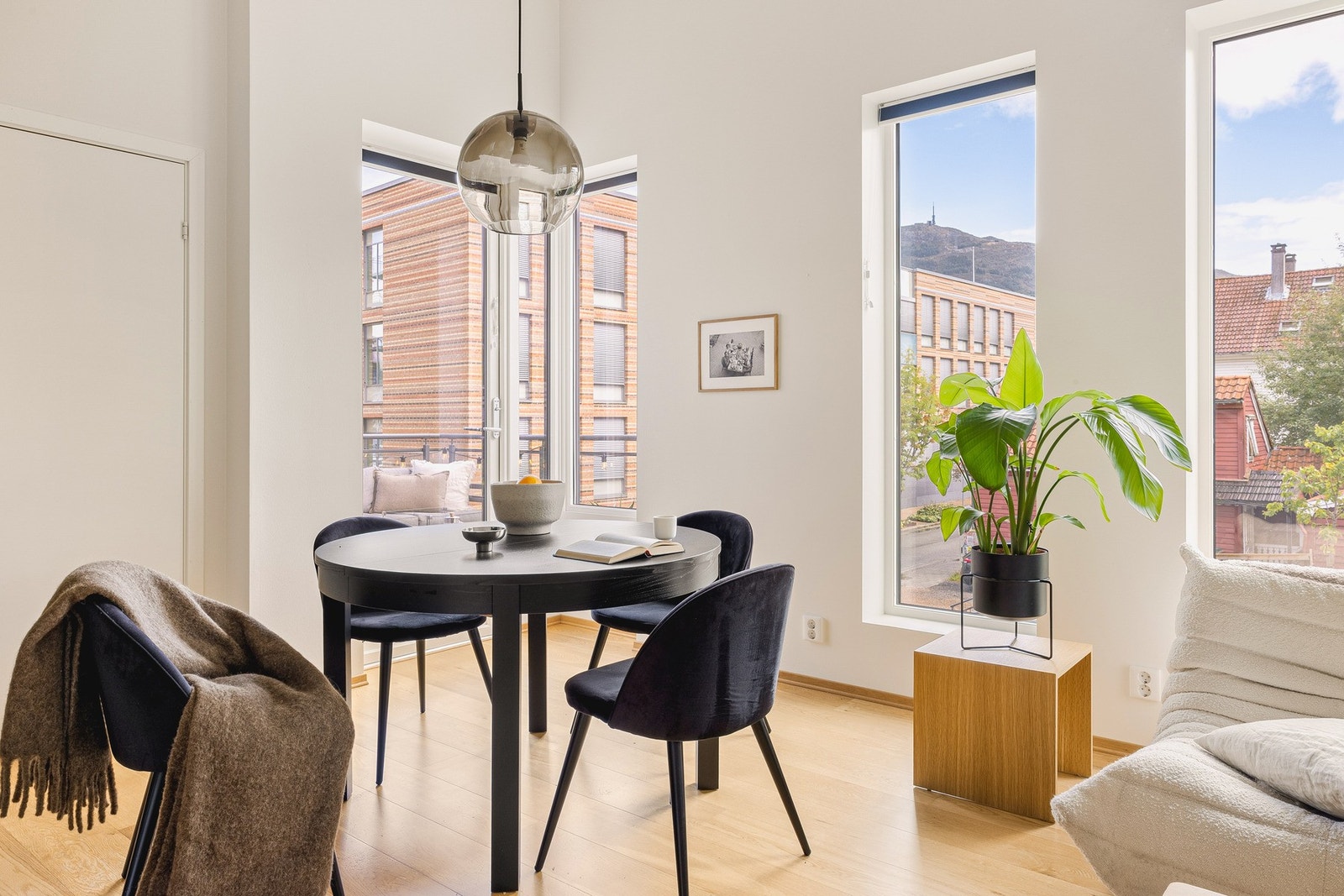 Det er 1-stavs eikeparkett på gulvet. Galleribilde