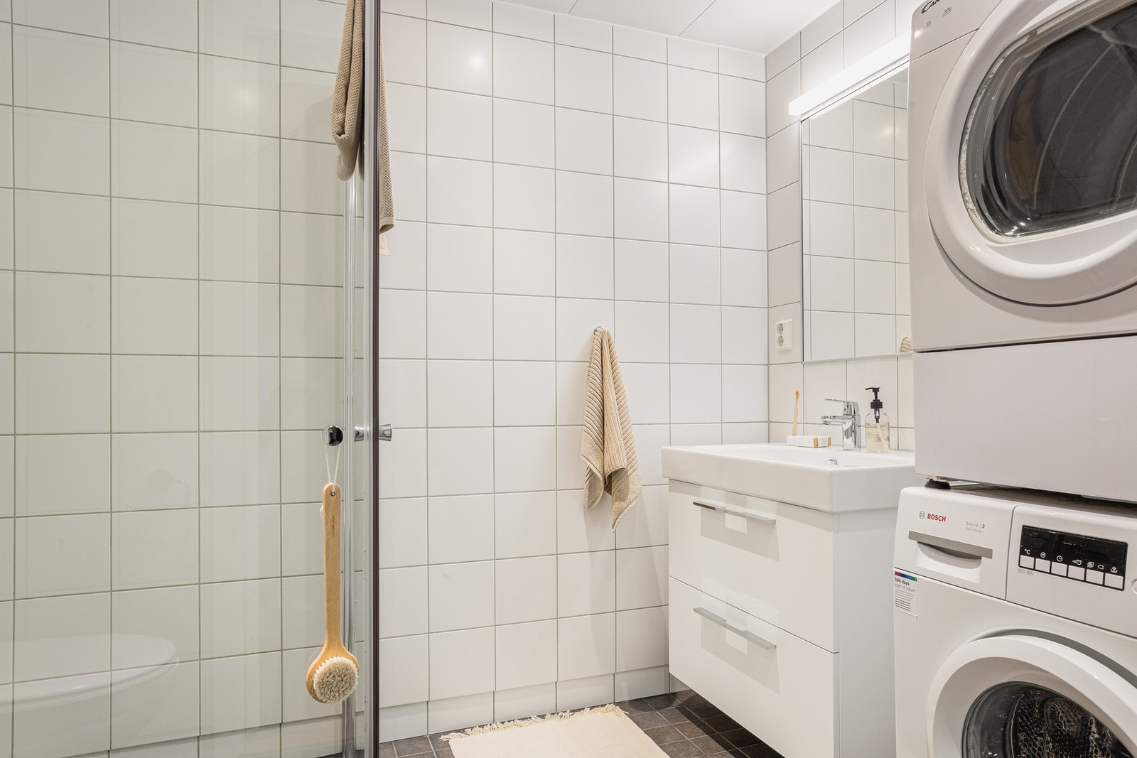 Videre har leiligheten et helfliset bad fra byggeår. Galleribilde