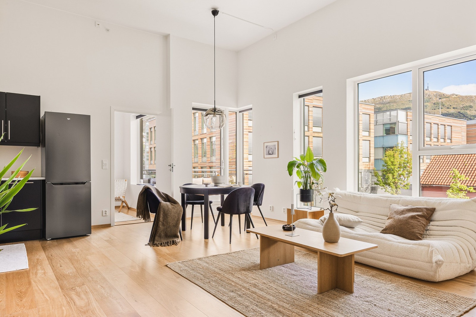 Leiligheten er lys og delikat med tidsmessige stilvalg. Galleribilde