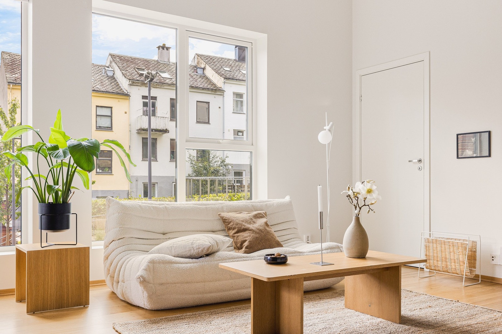 Det er god plass til sofa, bord, stoler og tilhørende mediemøblement. Galleribilde