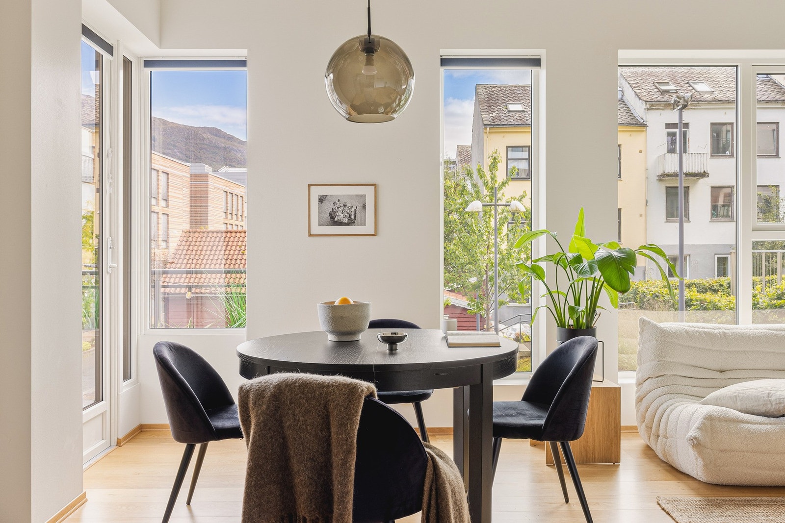 Store vindusflater slipper inn rikelig med naturlig lys. Galleribilde