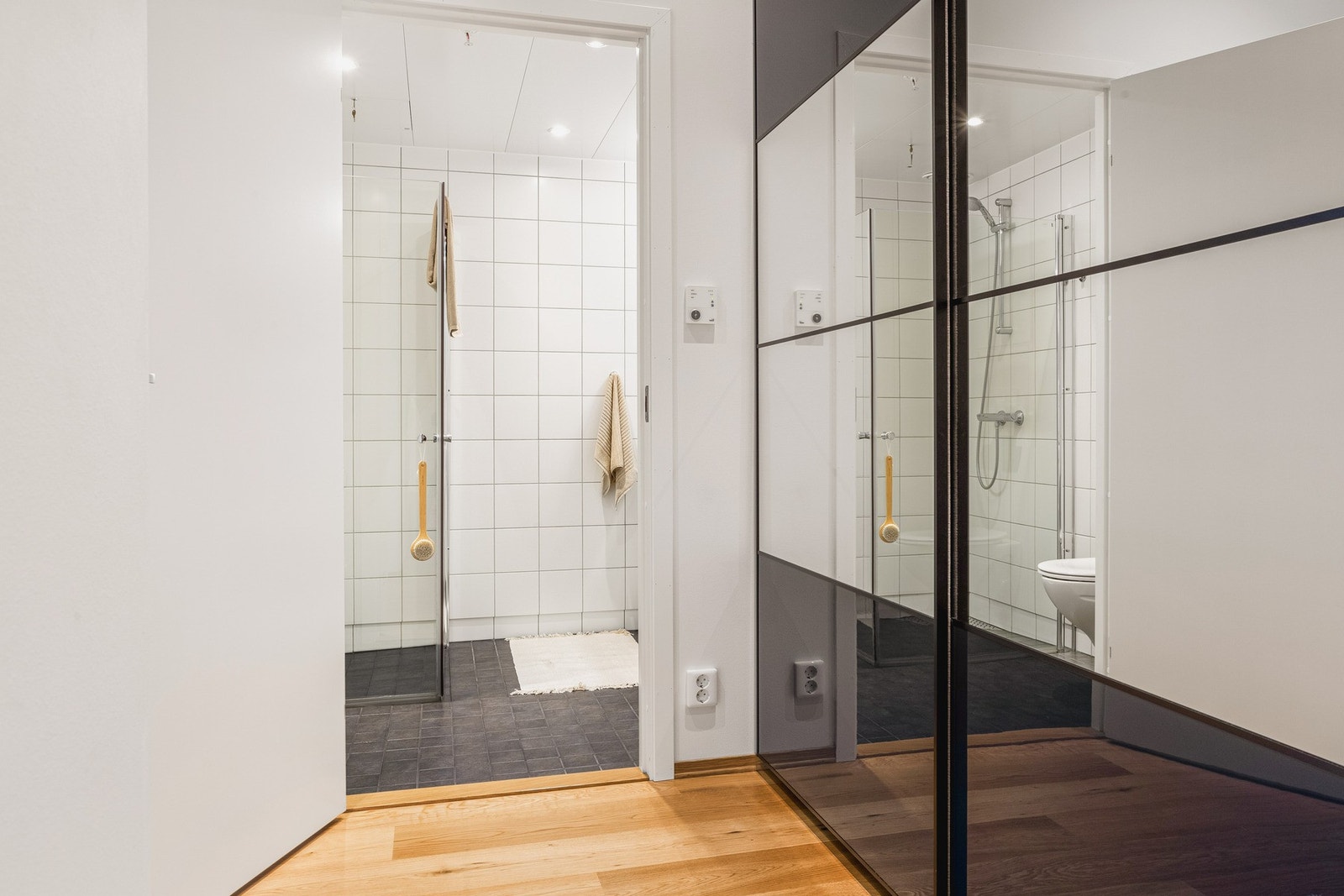 Godt med oppbevaringsplass i medfølgende skyvedørsgarderobe. Galleribilde