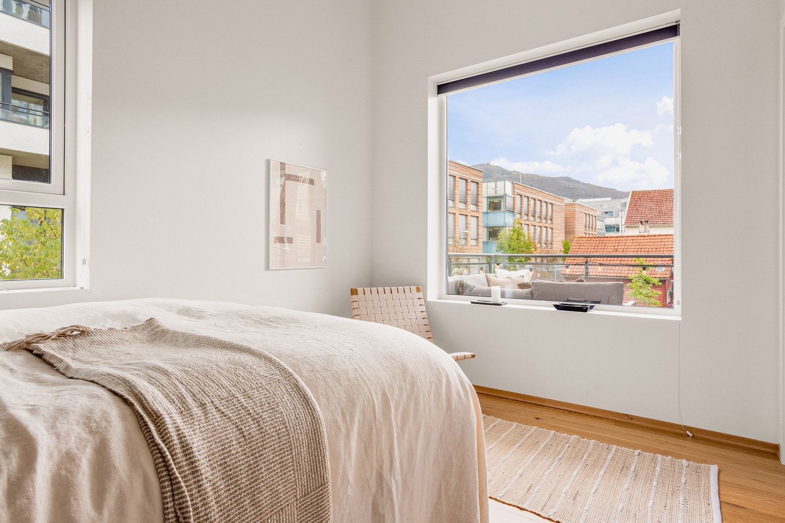 God plass til stor seng og tilhørende nattbord. Galleribilde