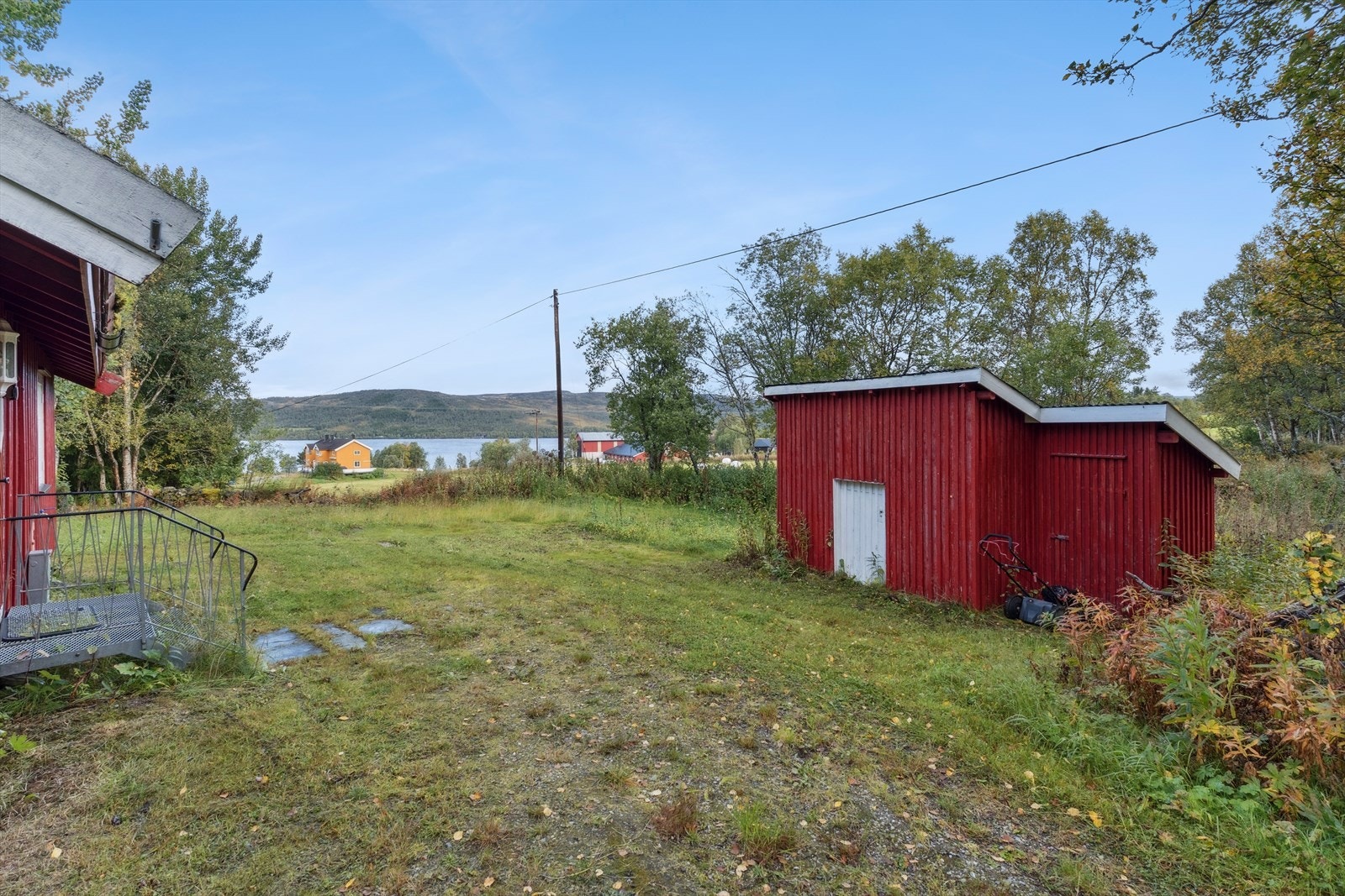 Utenfor eiendommen er det god plass til parkering for biler og et uthus med plass til diverse utstyr. Galleribilde