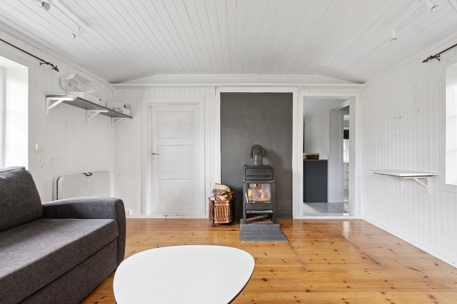 Hytta sine to oppvarmingskilder er vedovnen i stuen og elektriske panelovner. Galleribilde