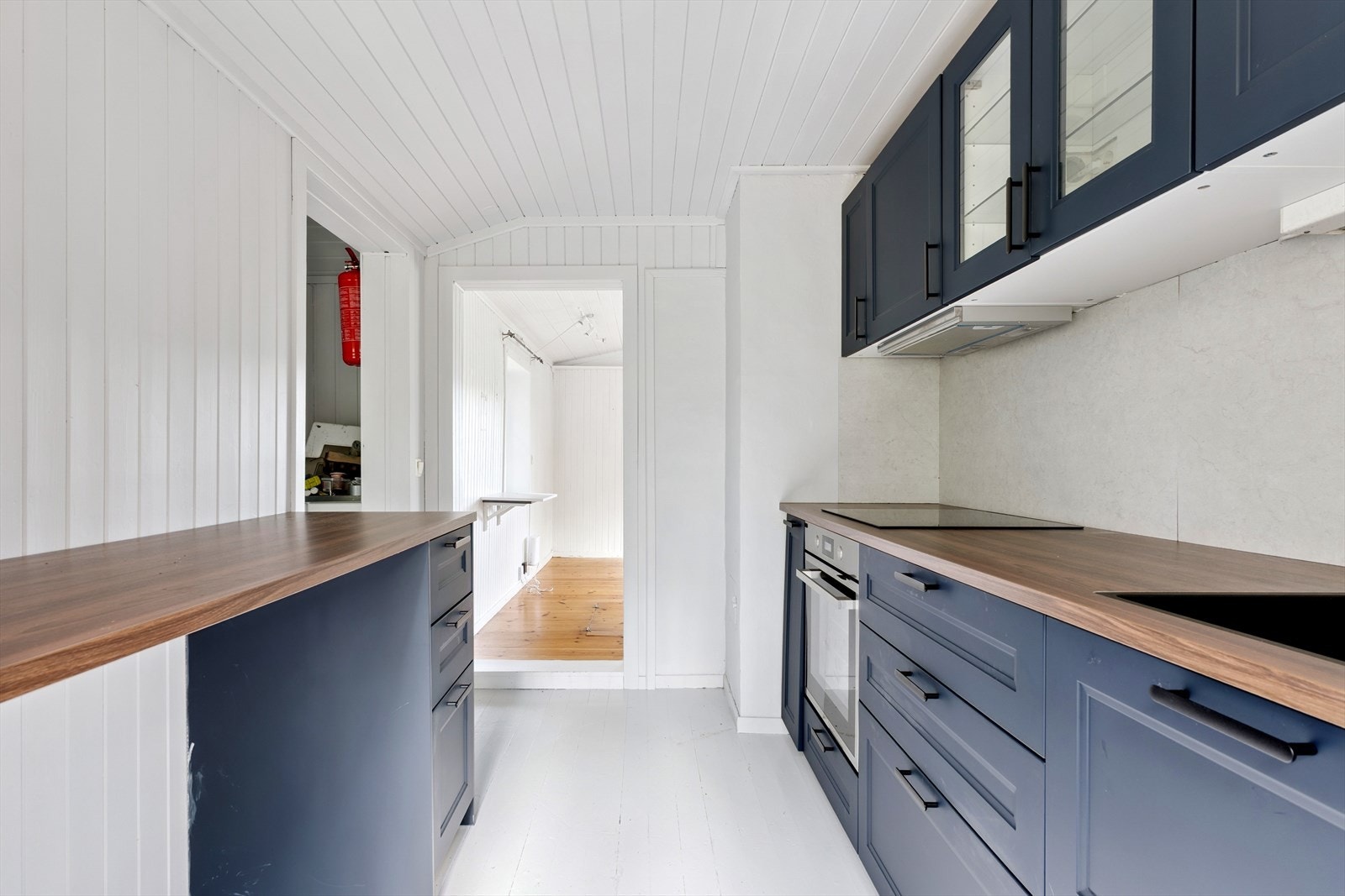 Til kjøkkenet er det også integrert platetopp, stekeovn og oppvaskmaskin. Galleribilde