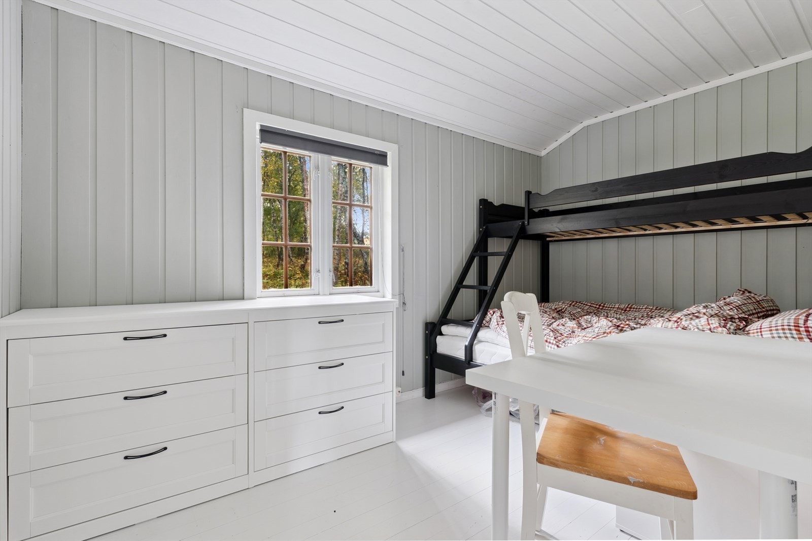 Hovedsoverommet er oppmalt i moderne farger i 2024. Galleribilde