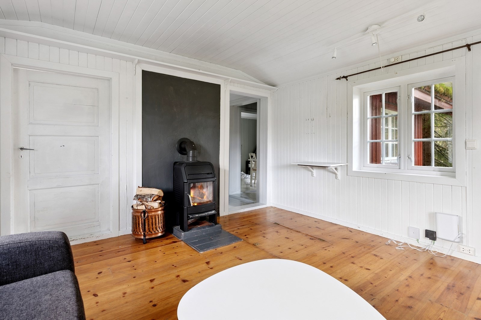 Hytta byr på kjøkken, 2 soverom, baderom og ei romslig stue. Galleribilde