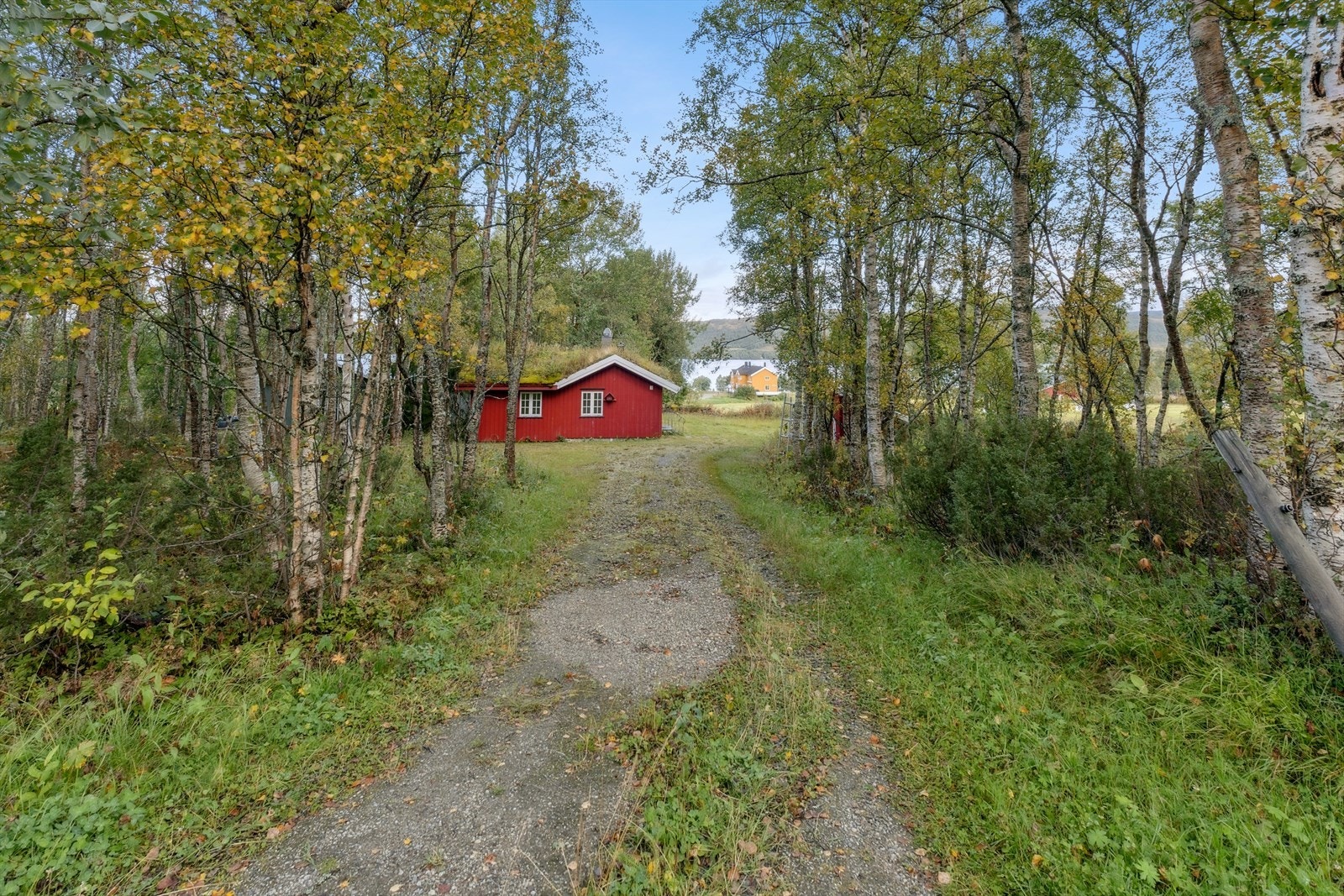 Privat vei frem til eiendommen. Brøyting betales pr. dags dato til privat aktør, men kan også ordnes selv. Galleribilde