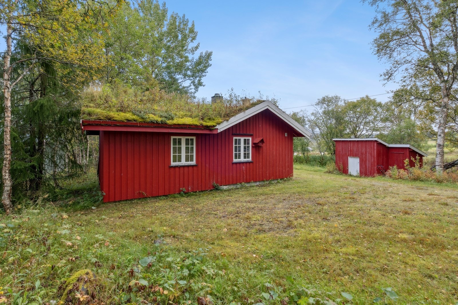 Hoveddelen er eldre tømmerkasse fra 1930, men er senere påbygd i 1994. Galleribilde