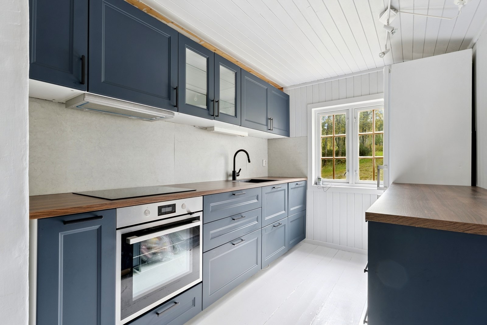 Ny kjøkkeninnredning fra IKEA er montert i 2024 og byr på rikelig med både skap- og benkeplass. Galleribilde