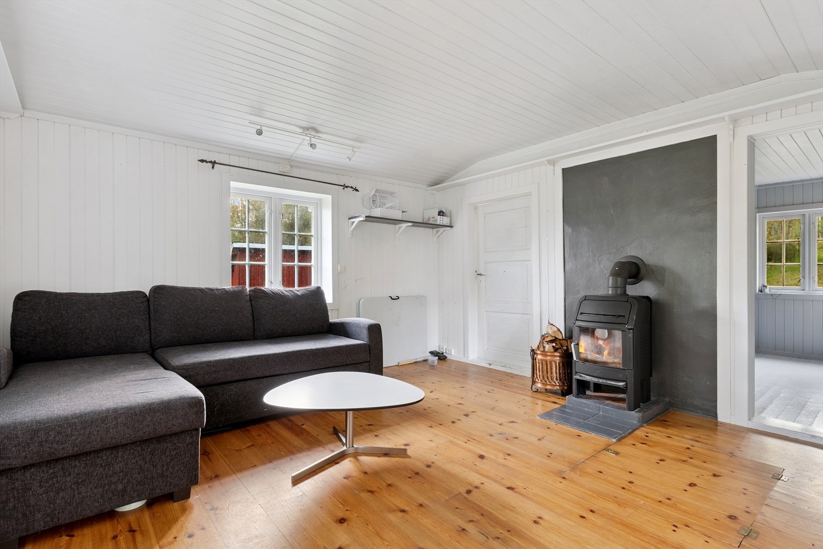 Romslig stue på 14m² med vedovn satt inn i 2019. Galleribilde