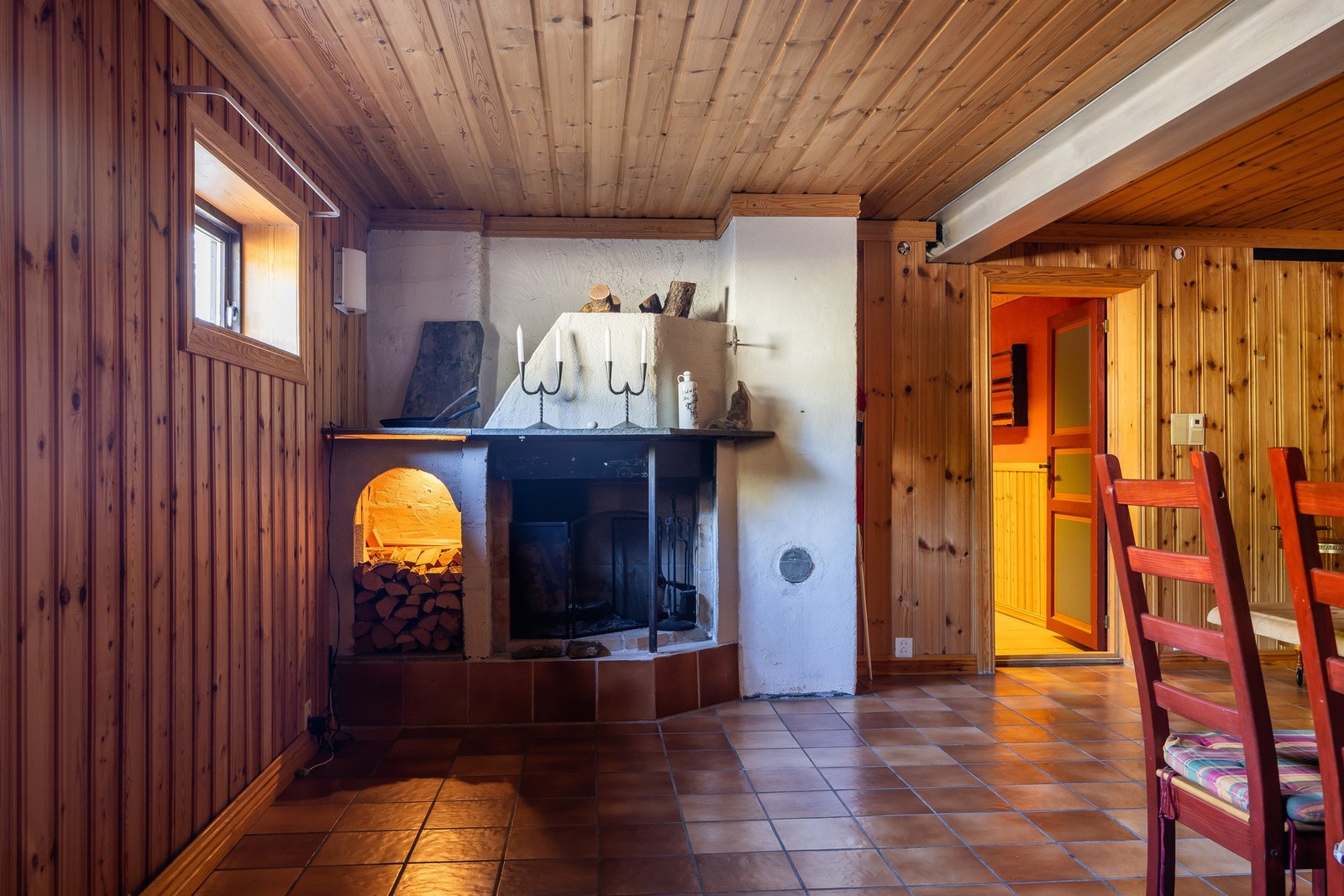 Peis i kjellerstuen. Galleribilde