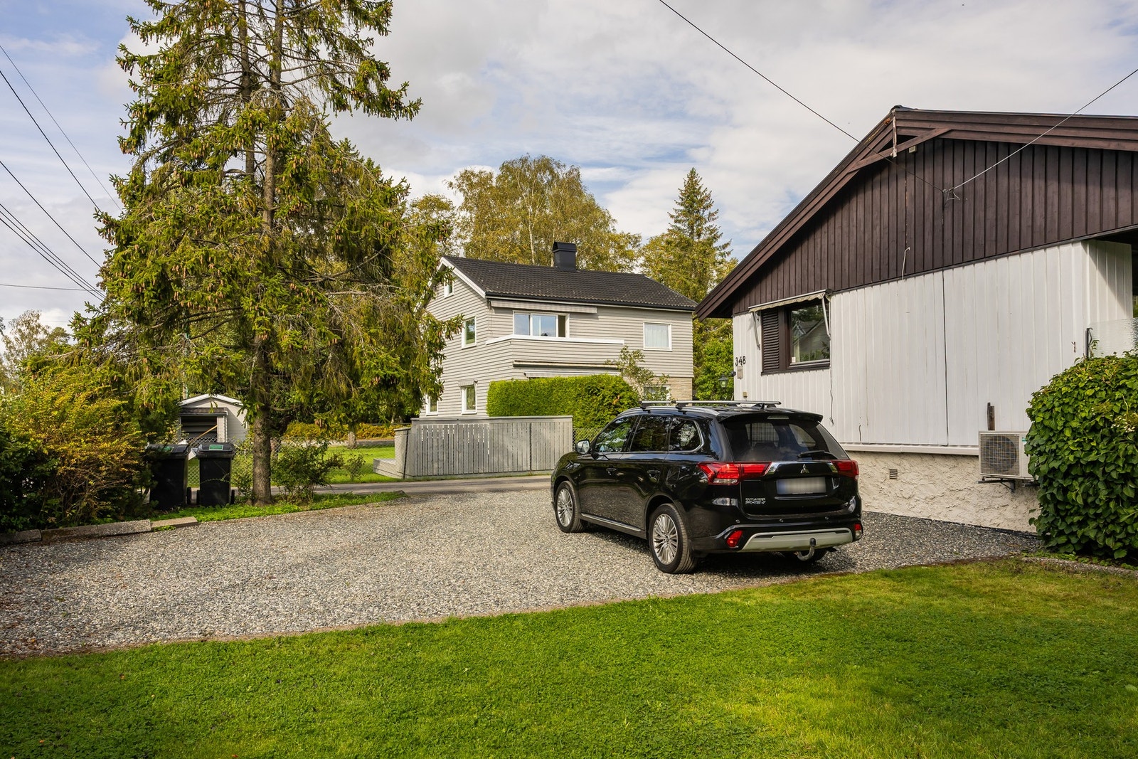 Eiendommen har parkering på gårdsplass med plass til flere biler. Galleribilde