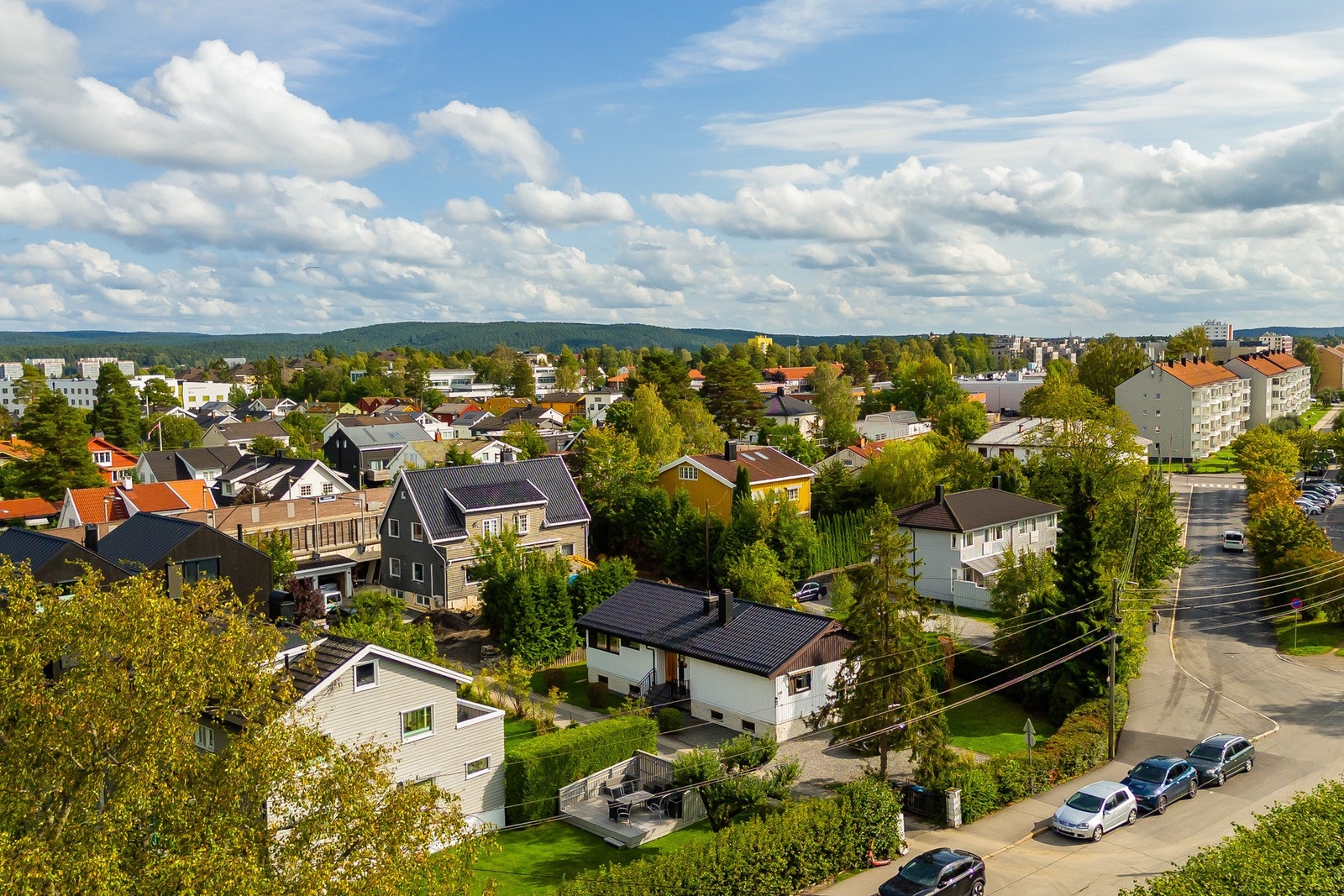 Boligen har flott beliggenhet med kort vei til skoler, barnehager og alt av servicetilbud. Galleribilde