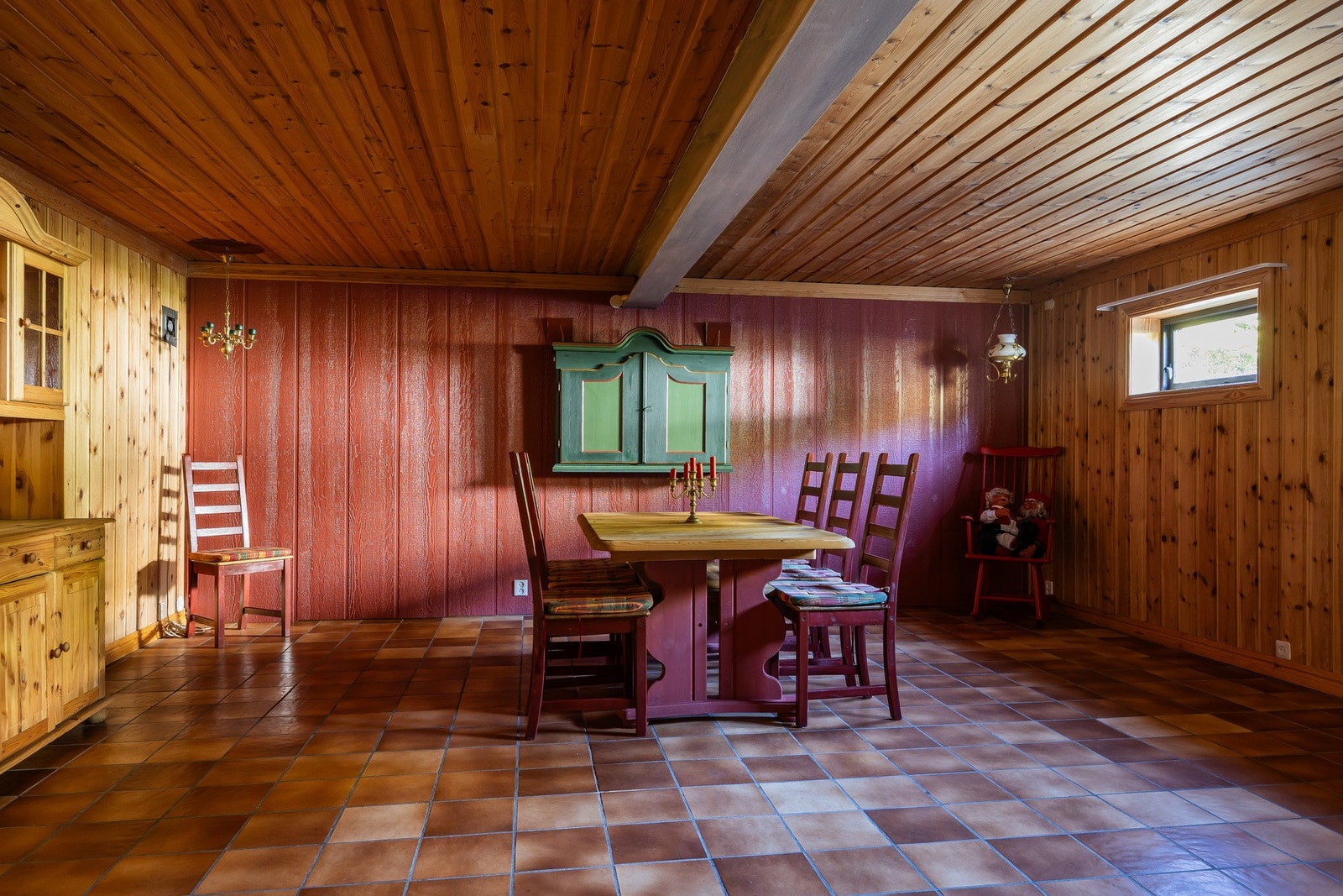 Praktisk og romslig kjellerstue. Galleribilde