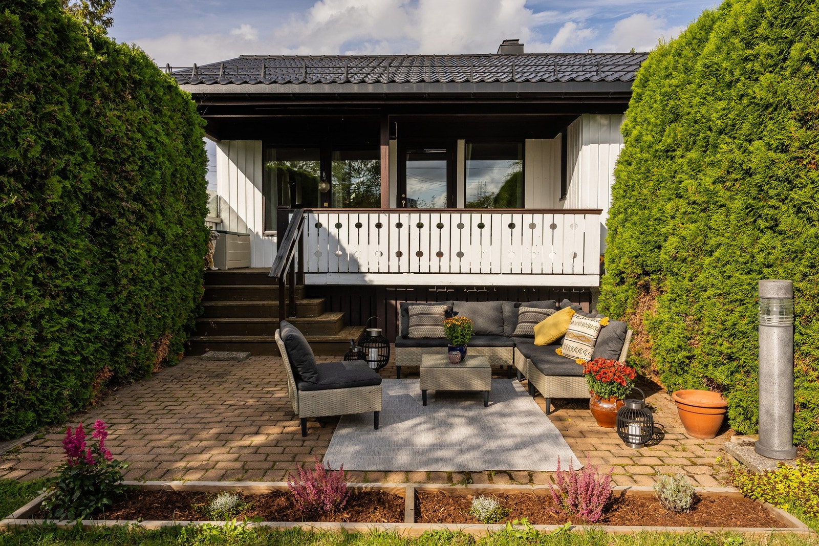 Solrik balkong på ca. 13 m² og markterrasse på 25 m². Galleribilde