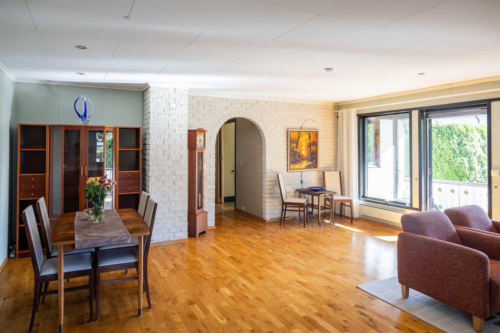 Fra stuen er det utgang til balkong på ca. 13 m², som gir flotte solforhold. Galleribilde