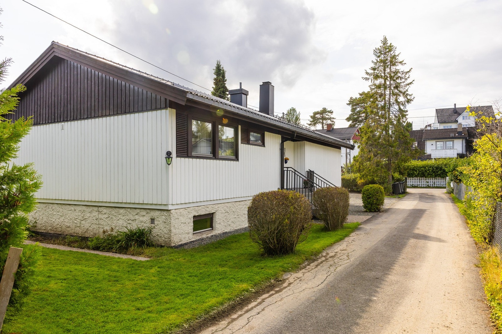Dette er en eiendom med stort potensial, som gir gode muligheter for å utvikle huset til et moderne og funksjonelt hjem. Galleribilde