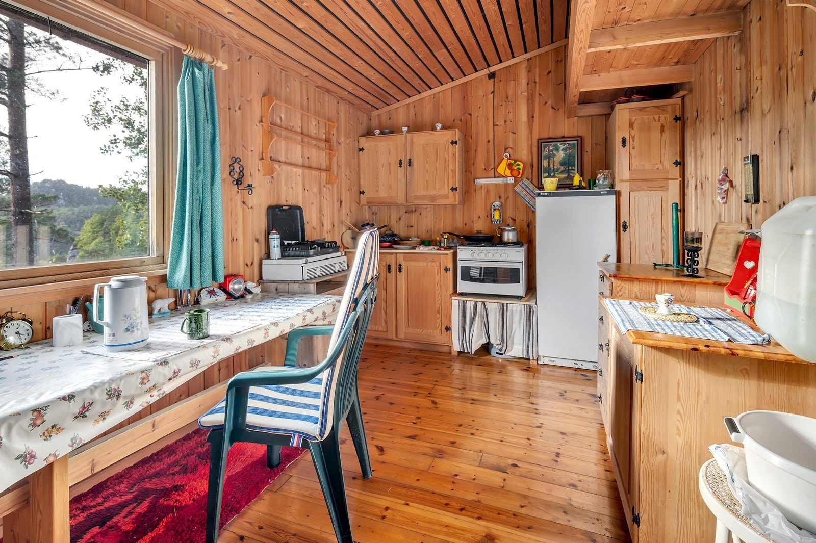 Kjøkken med mye utstyr Galleribilde