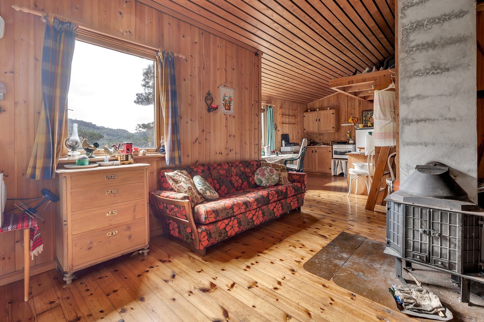 Det er god takhøyde i hytta, noe som gir en god romfølelse Galleribilde