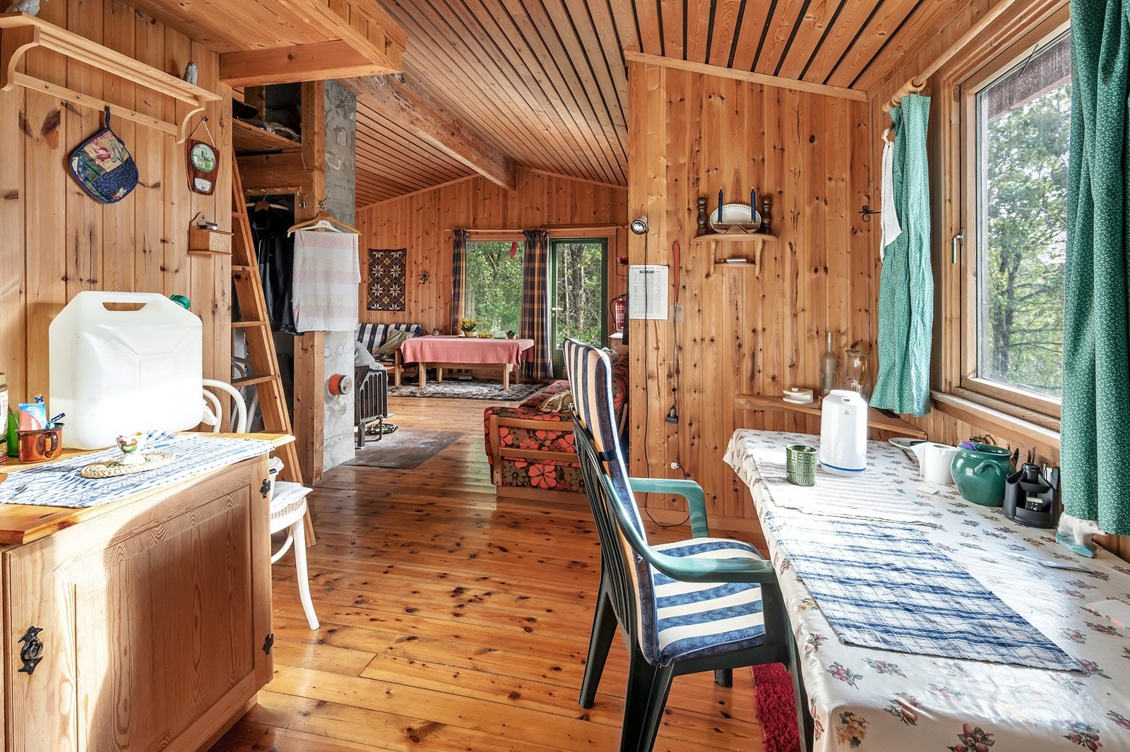 Flere vindusflater som gir godt med lysinnslipp Galleribilde