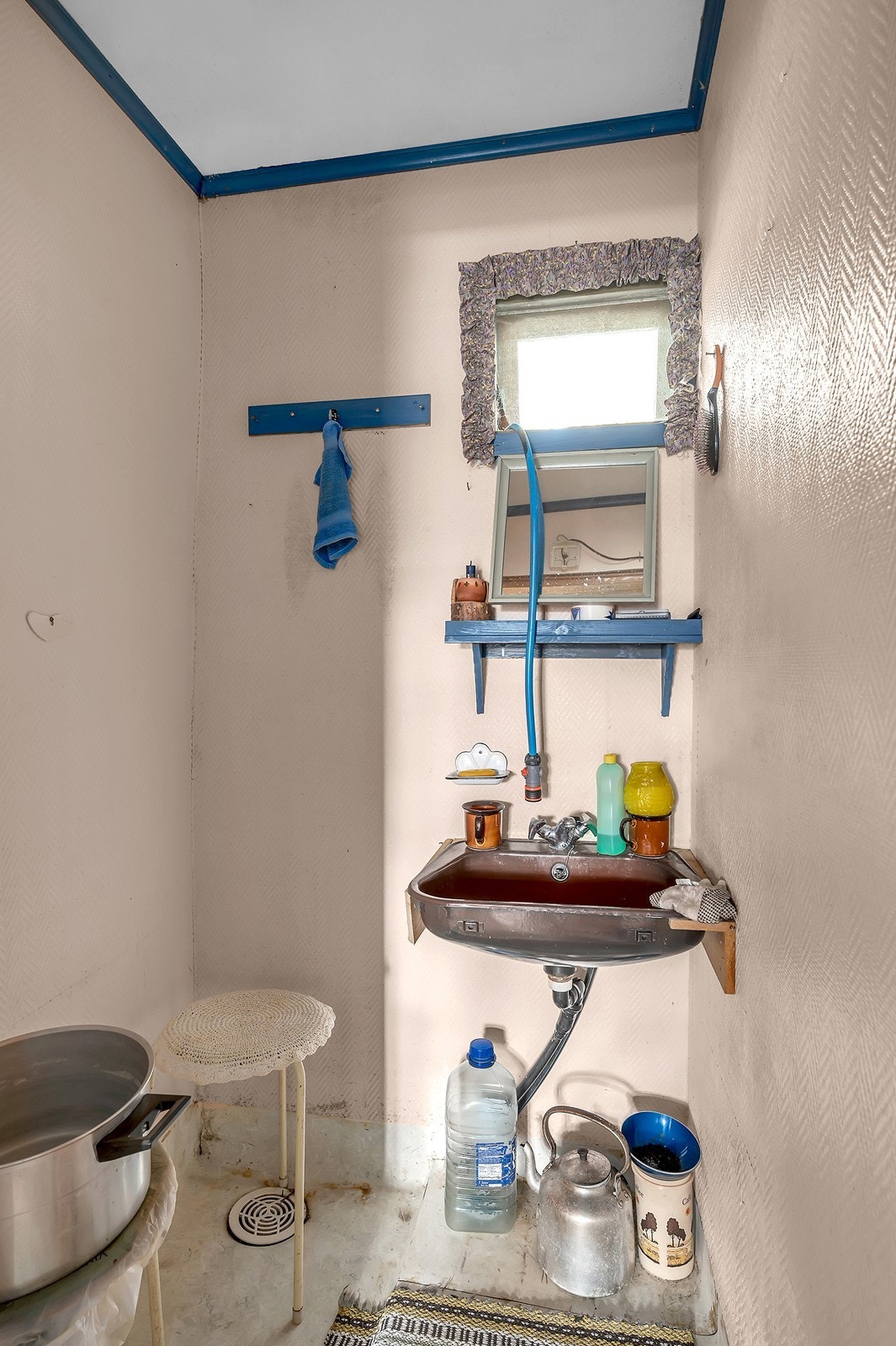 Dette rommet benyttes i dag av selger som stellerom/dusj da slangen gjennom vinduet er tilkoblet vanntank Galleribilde