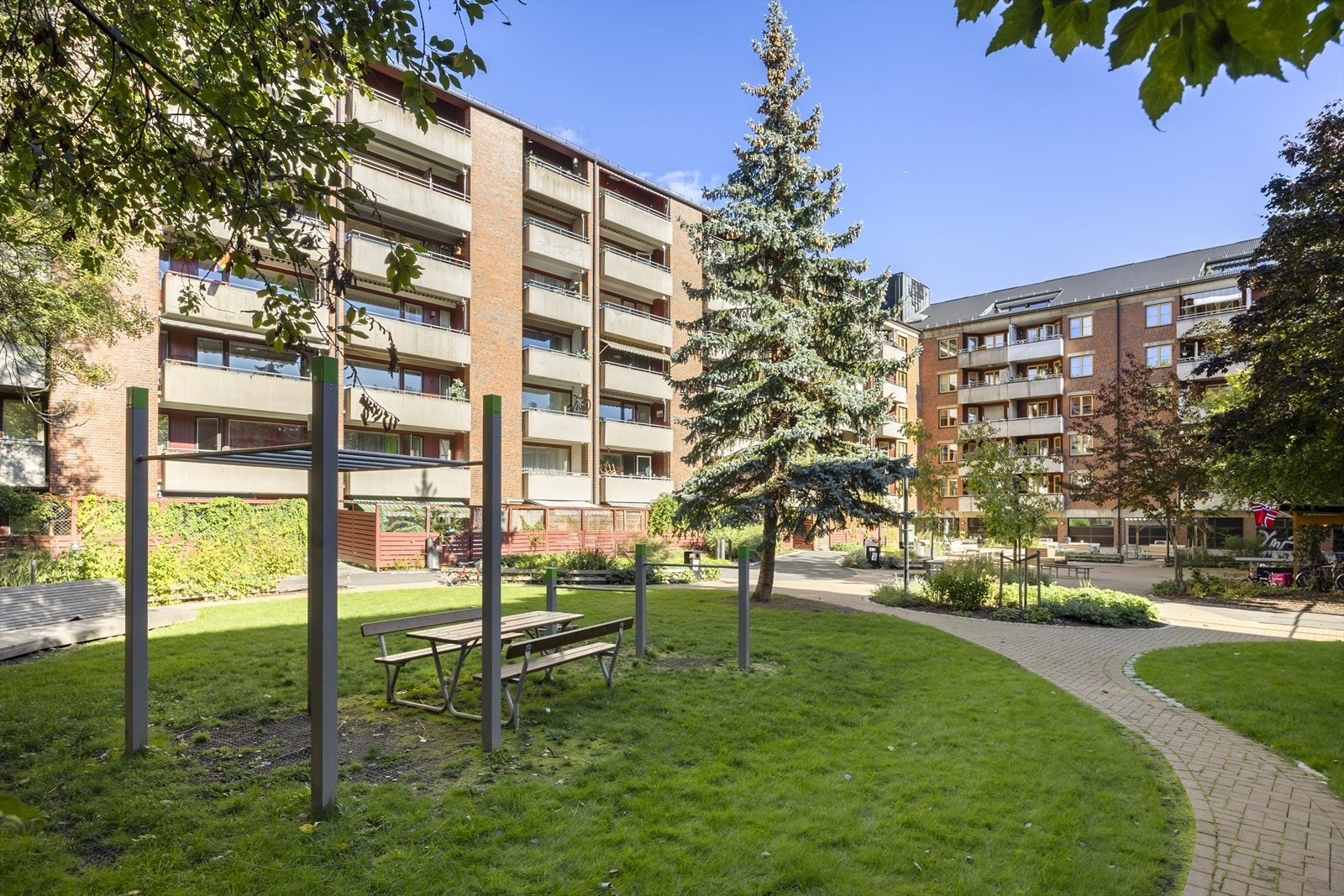 Svært velholdt og hyggelig bakgård til glede for beboerne i sameiet. Galleribilde