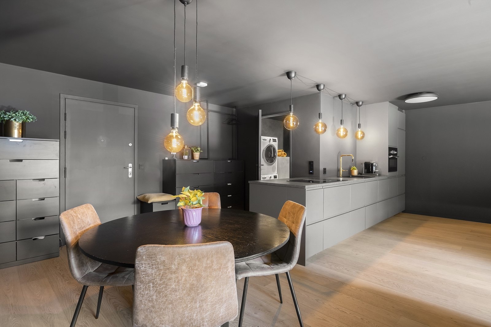 Mellom kjøkken og stue er det perfekt plass til et spisebord som kan samle både venner og familie. Galleribilde