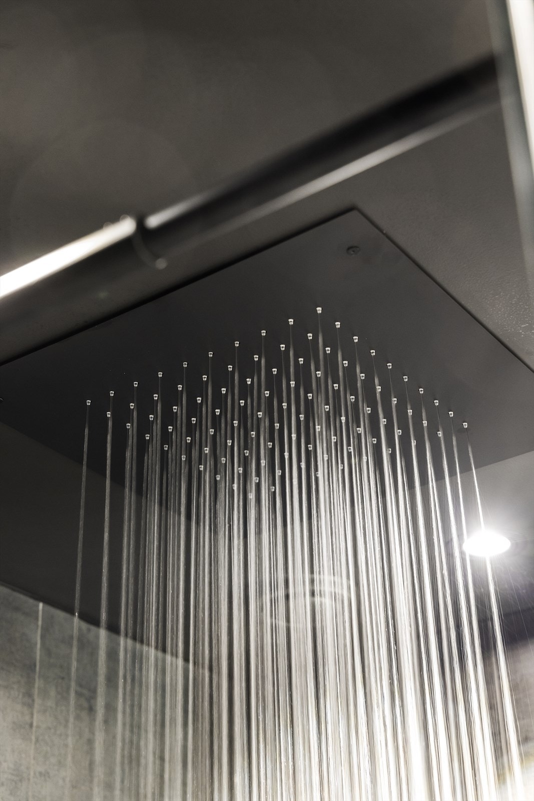 Stilrene detaljer som tropedusj setter en eksklusiv tone på badet. Galleribilde