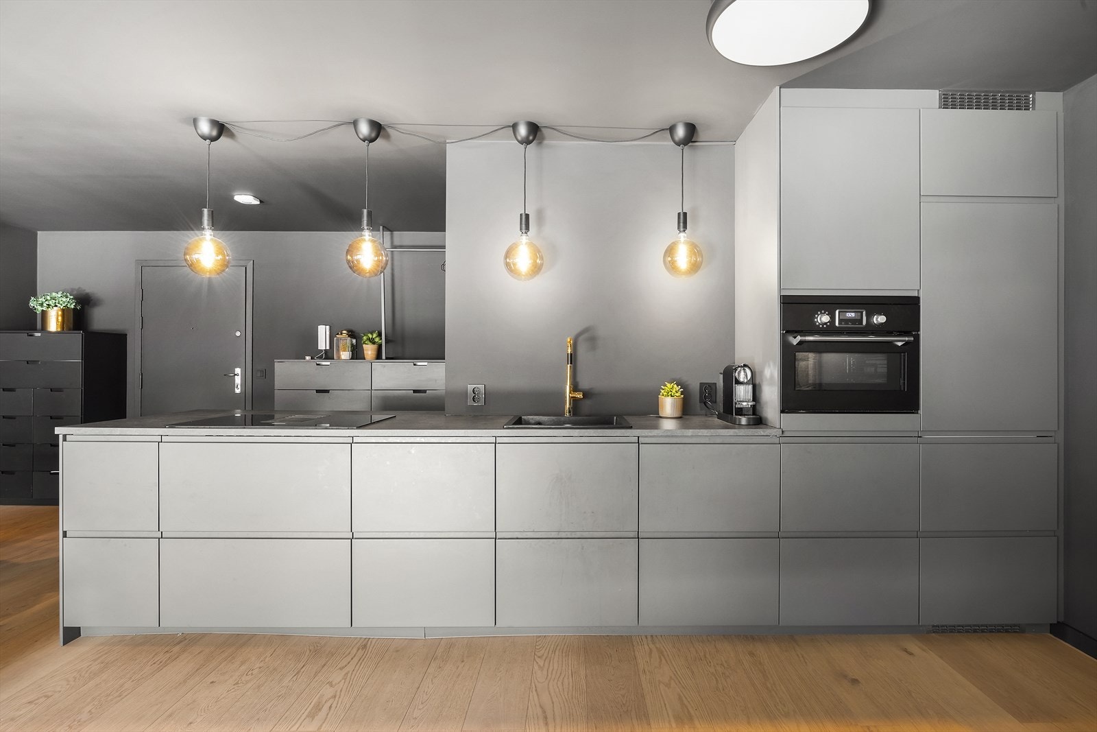 IKEA-kjøkken fra 2024 med integrerte hvitevarer gjør matlagingen både praktisk og stilfull. Galleribilde