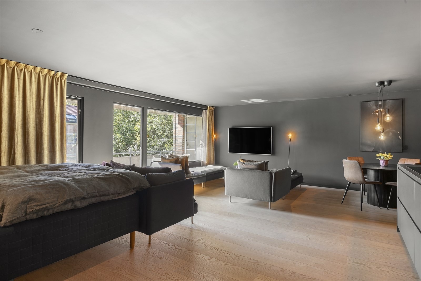 Leilighetens hjerte er den åpne stue- og kjøkkenløsningen som gir et moderne og luftig preg. Her er det god plassutnyttelse, og rommet er enkelt å møblere i ulike soner Galleribilde