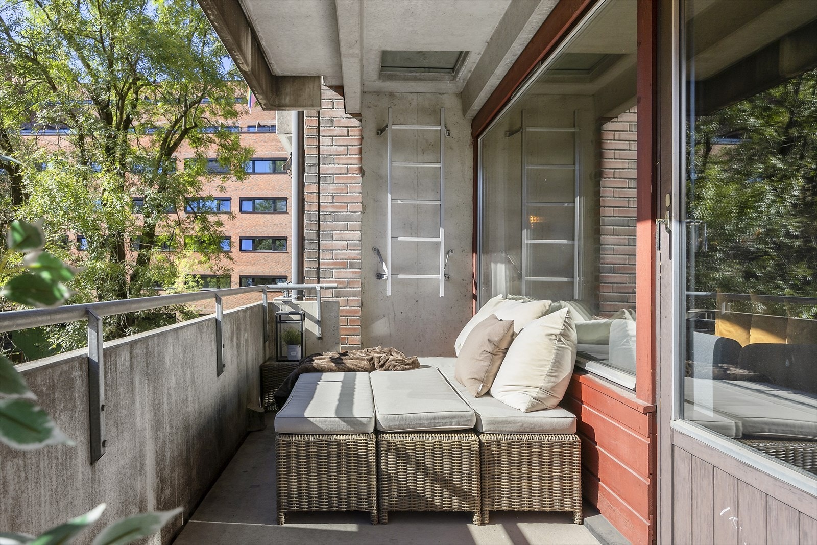 Utgang til boligens private balkong fra stuen. Galleribilde