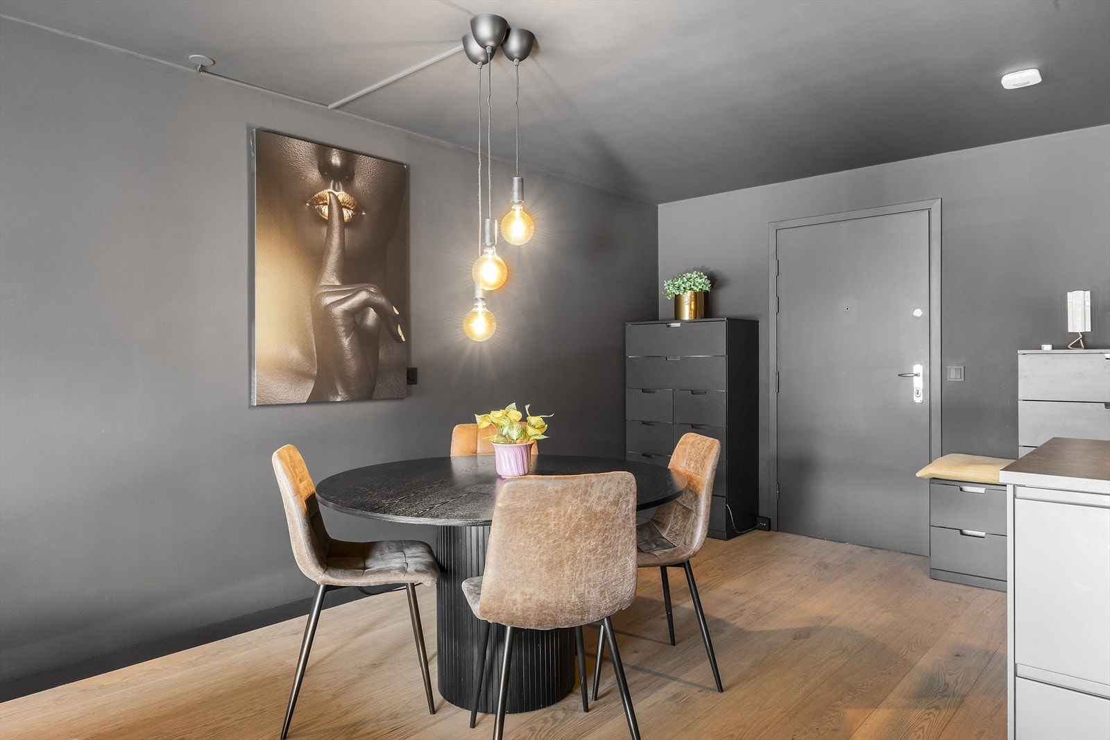 Praktisk entré med plass til oppbevaring ved smarte løsninger. Galleribilde