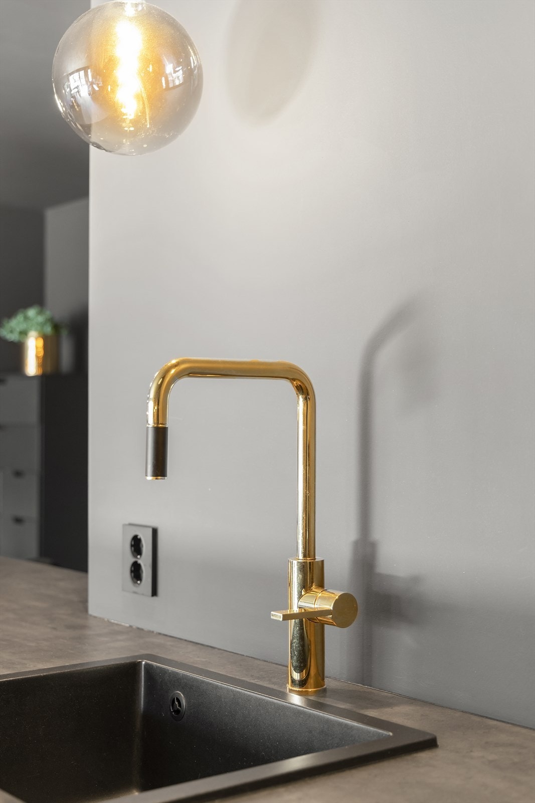 Induksjonstopp med integrert ventilator, stekeovn, oppvaskmaskin og kjøl/frys er integrert i innredningen. Automatisk vannstopper er montert. Galleribilde