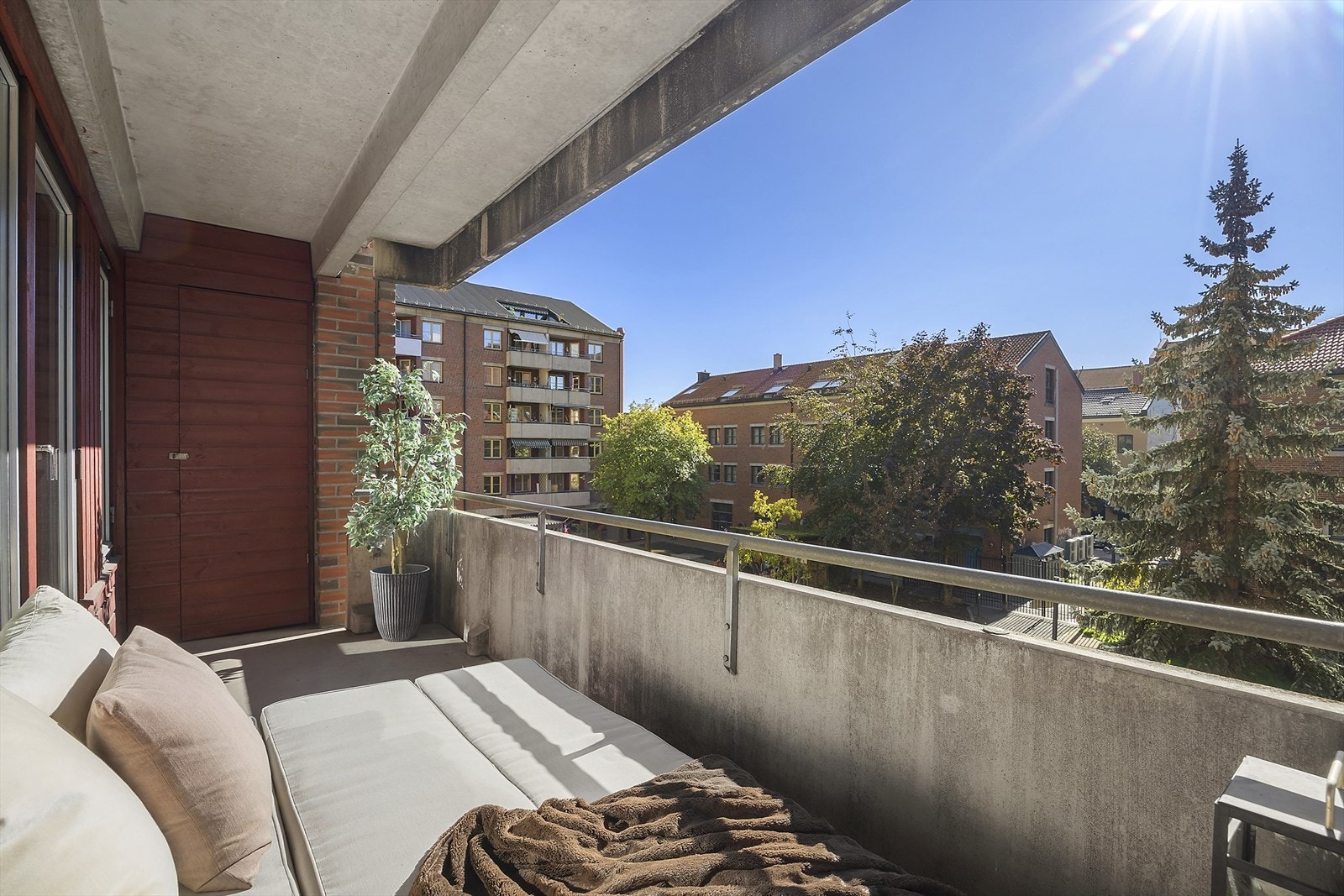 Romslig balkong på ca. 8 kvm med god plass til både sittegruppe og planter - et perfekt uterom midt i byen. Galleribilde