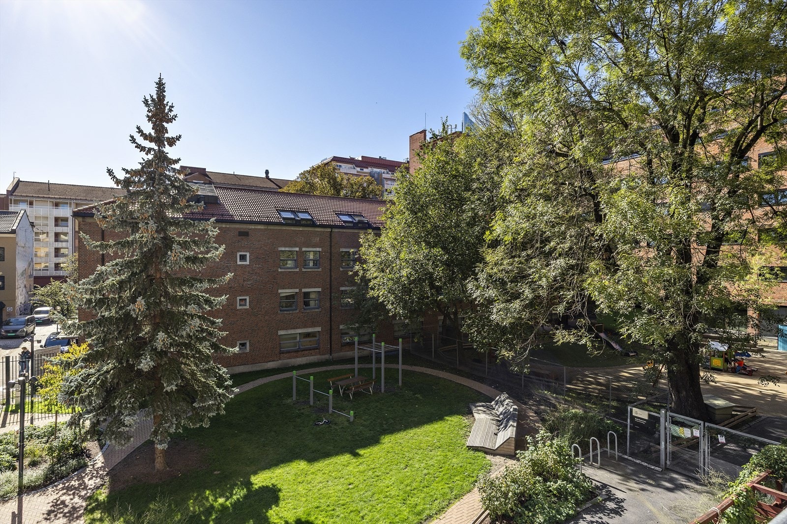 Vendt ut mot sameiets bakgård, skjermet for trafikk og støy. Galleribilde