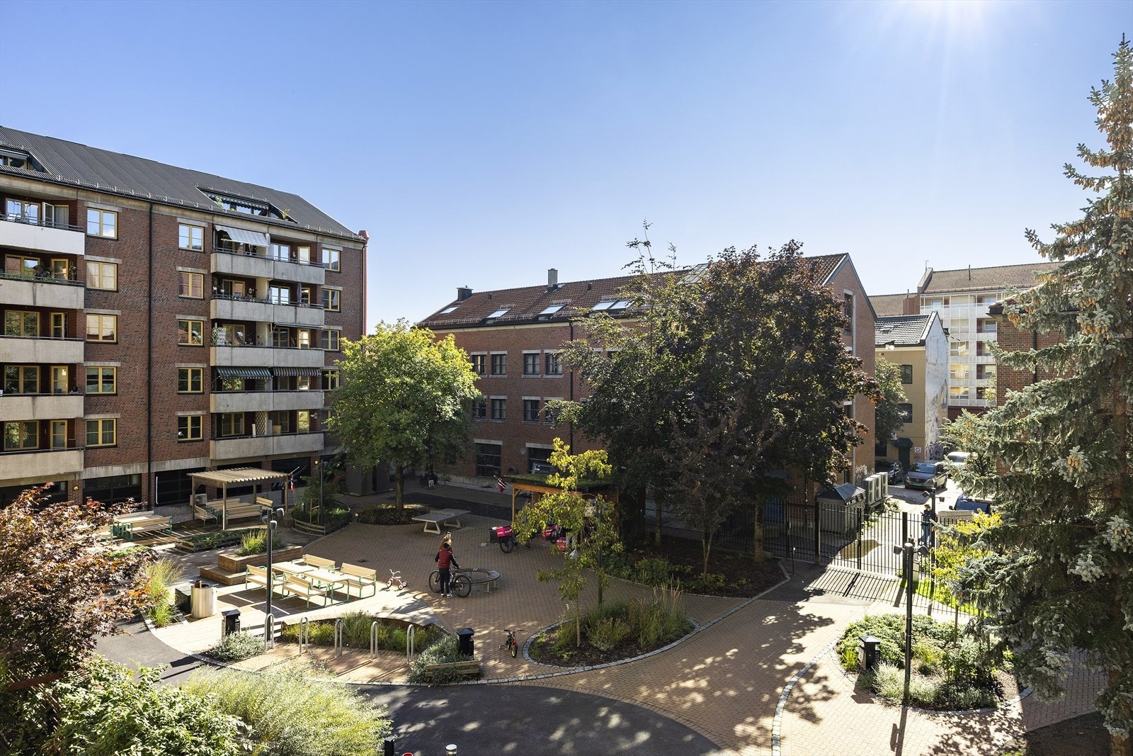 Her er det flere sittegrupper samt ekstra kvaliteter som ping-pong bord, sykkelparkering, beplantning og treningsapparat. Galleribilde