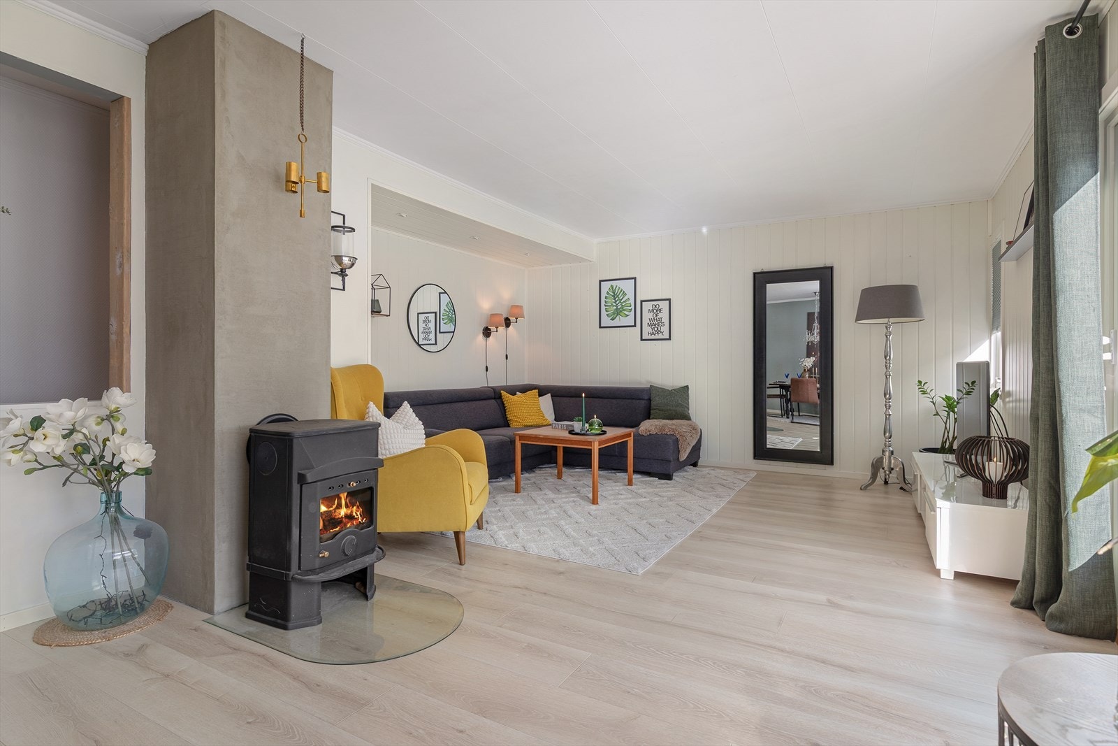 Stova er malt i lyse farger, og har peis til kaldare dagar. Galleribilde