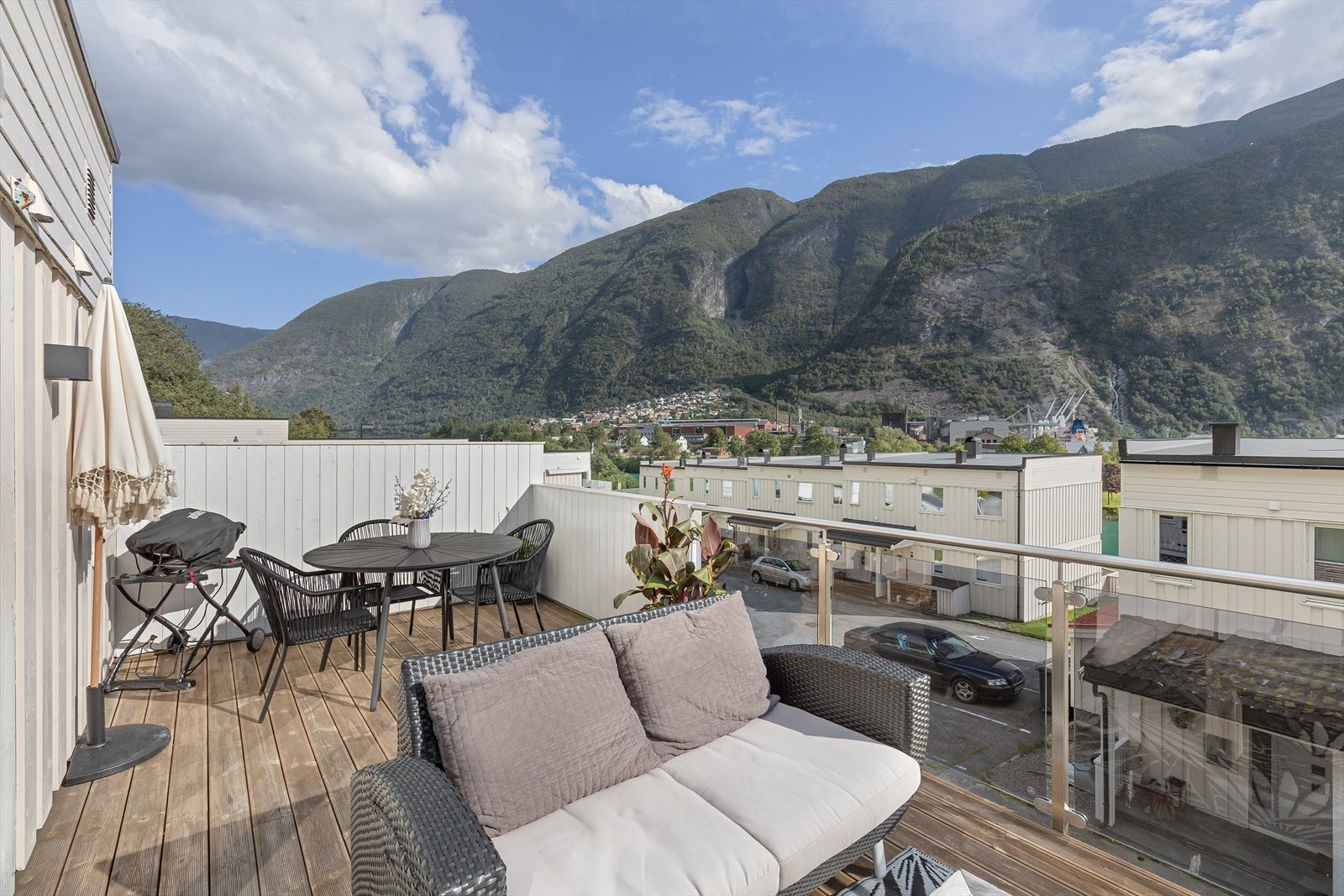 I frå balkongen har ein flott utsikt utover mot Årdalstangen. Galleribilde