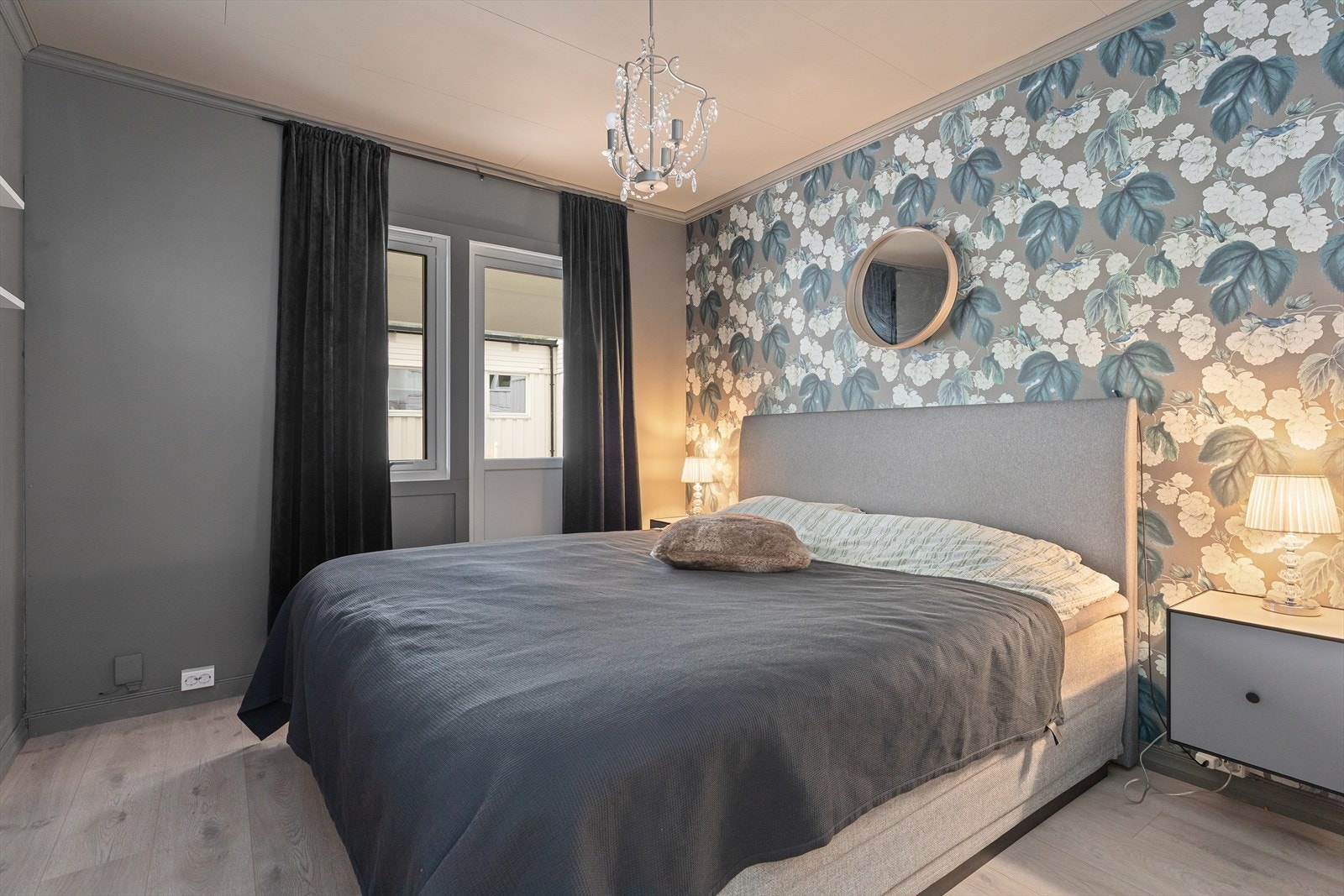 Soverom med plass til dobbeltseng og nattbord. Galleribilde