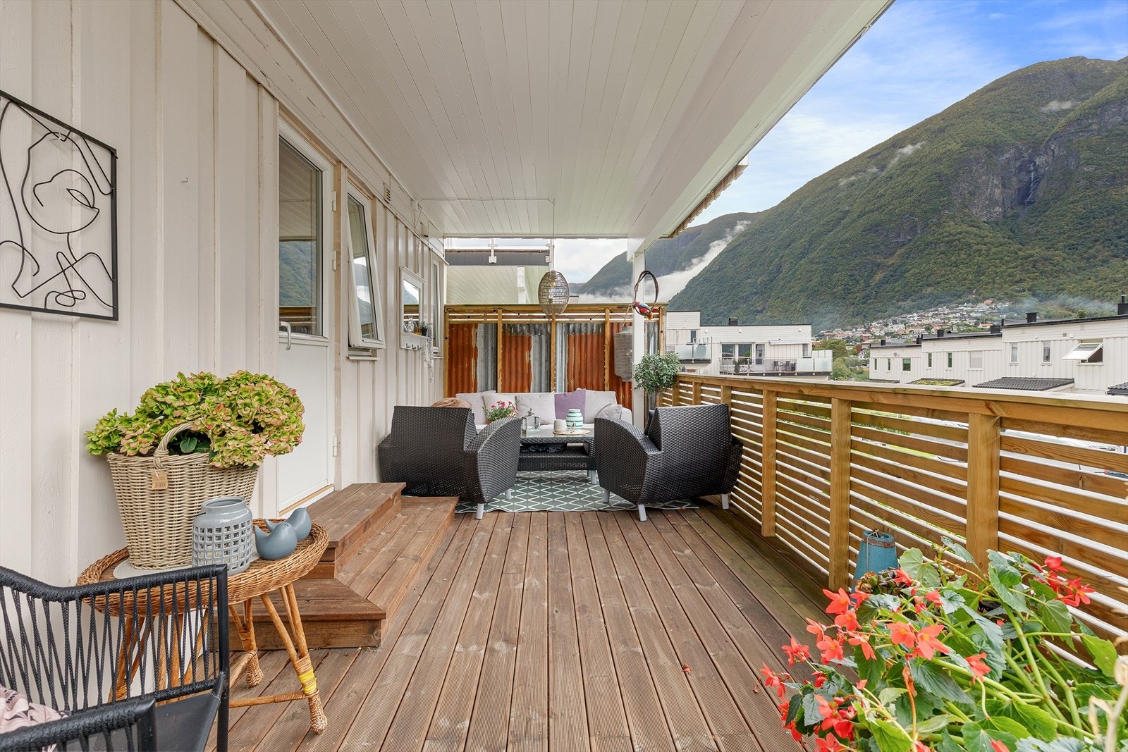 Frå hovudsoverom er det utgang til overbygd veranda, med god plass til sittegruppe. Galleribilde