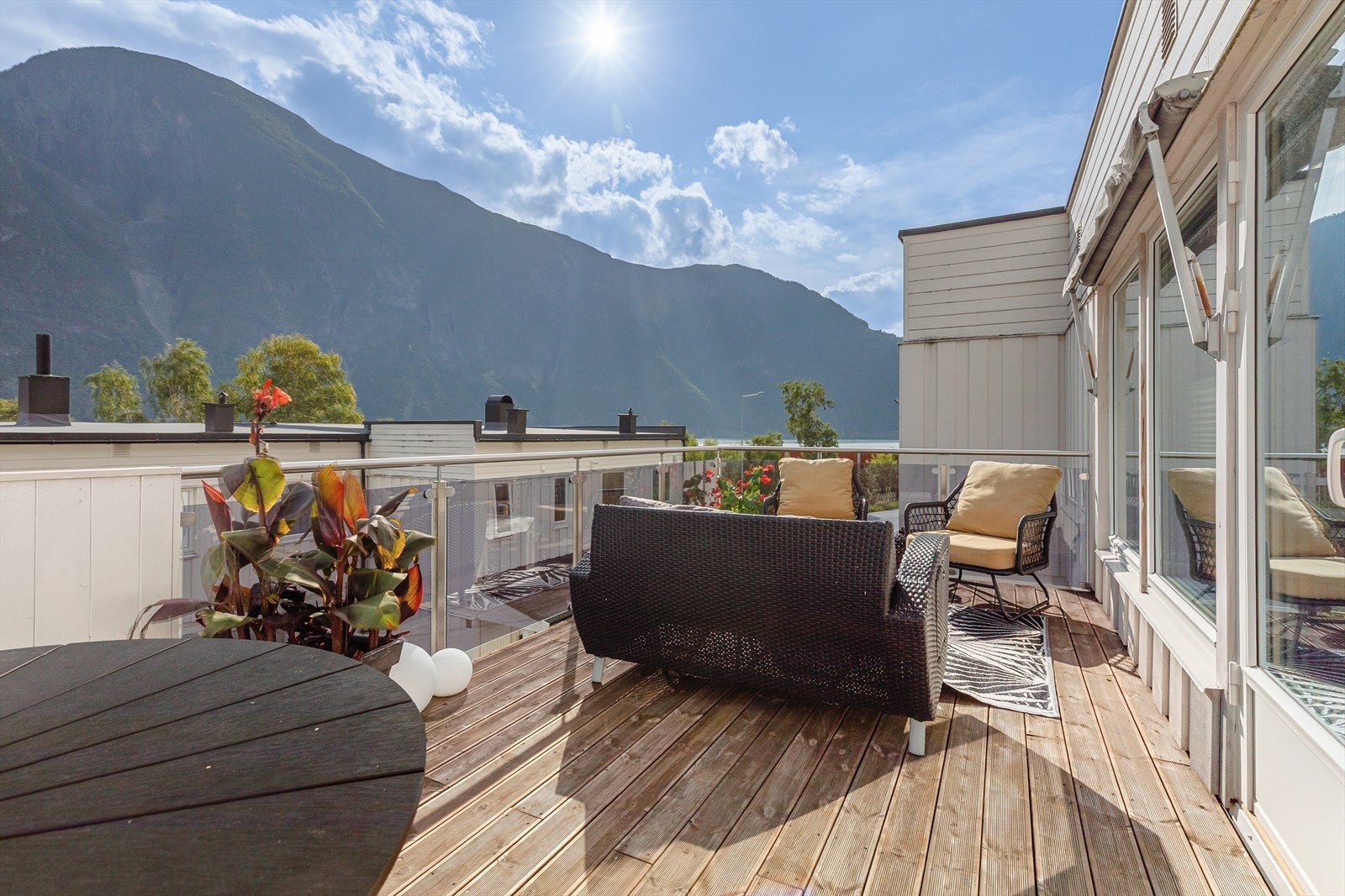 Her kan ein nyte fine soldagar på den romslege balkongen. Galleribilde