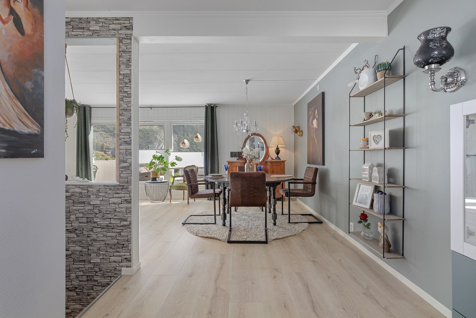 I 2. Etasje finn ein stove, kjøkken, vaskerom og tilkomst til altan. Galleribilde