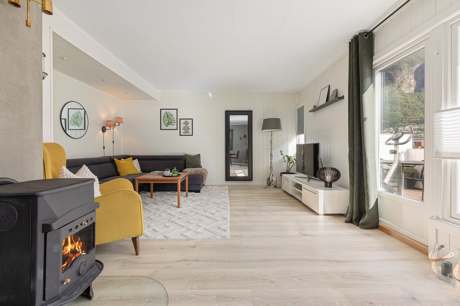 Stova har utgang til ein solrik altan. Galleribilde