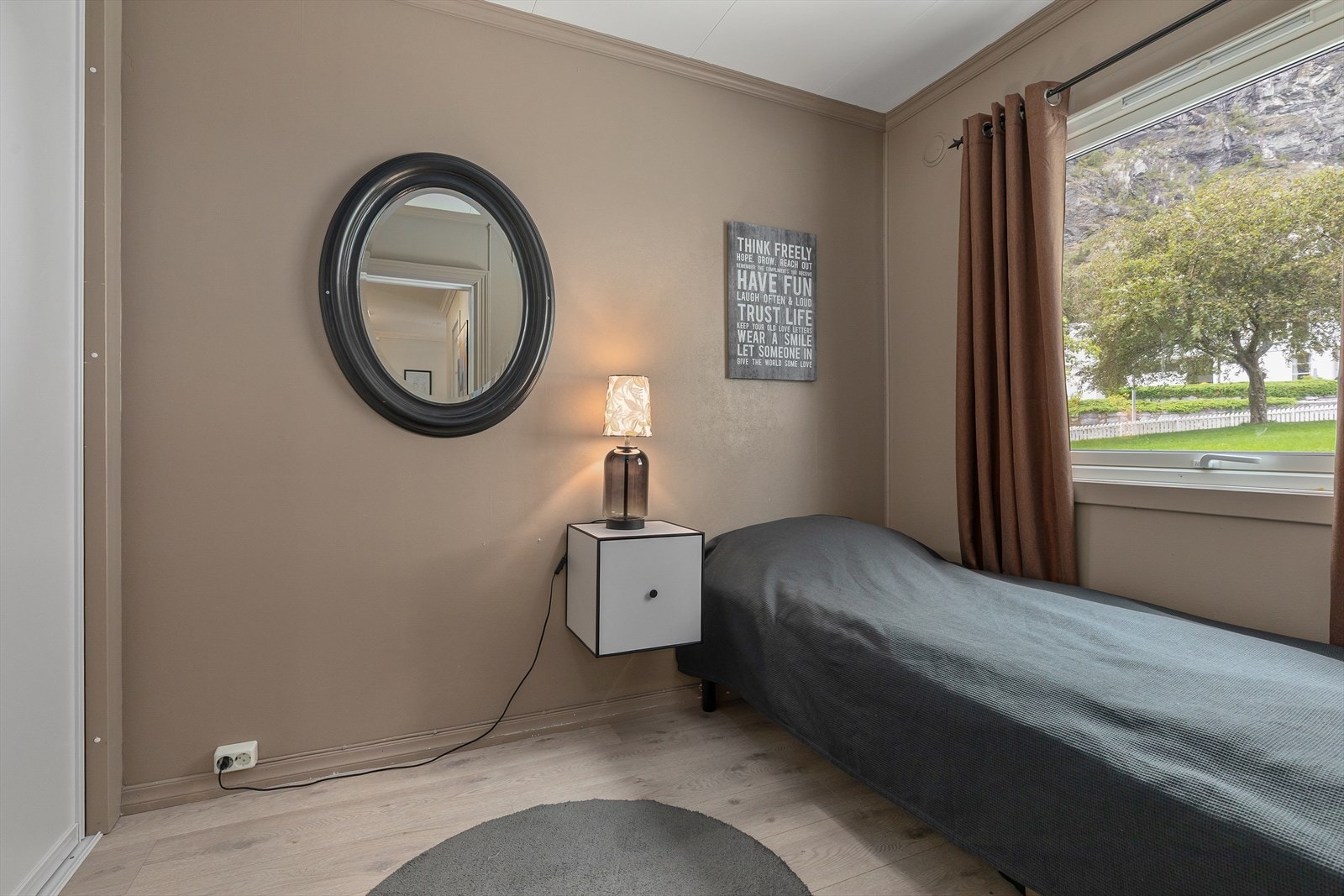 Soverom med plass til ei seng og nattbord. Galleribilde