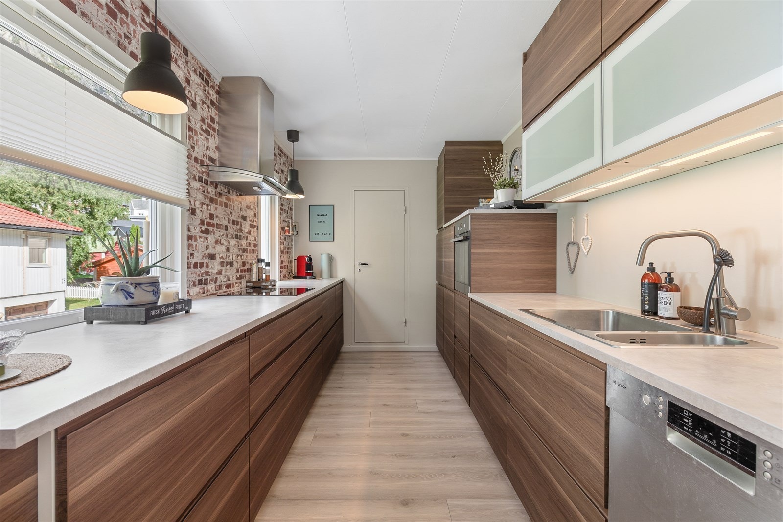 Kjøkkenet finn du i 2. etasje. Det er romsleg med mykje skåp- og benkeplass. Galleribilde