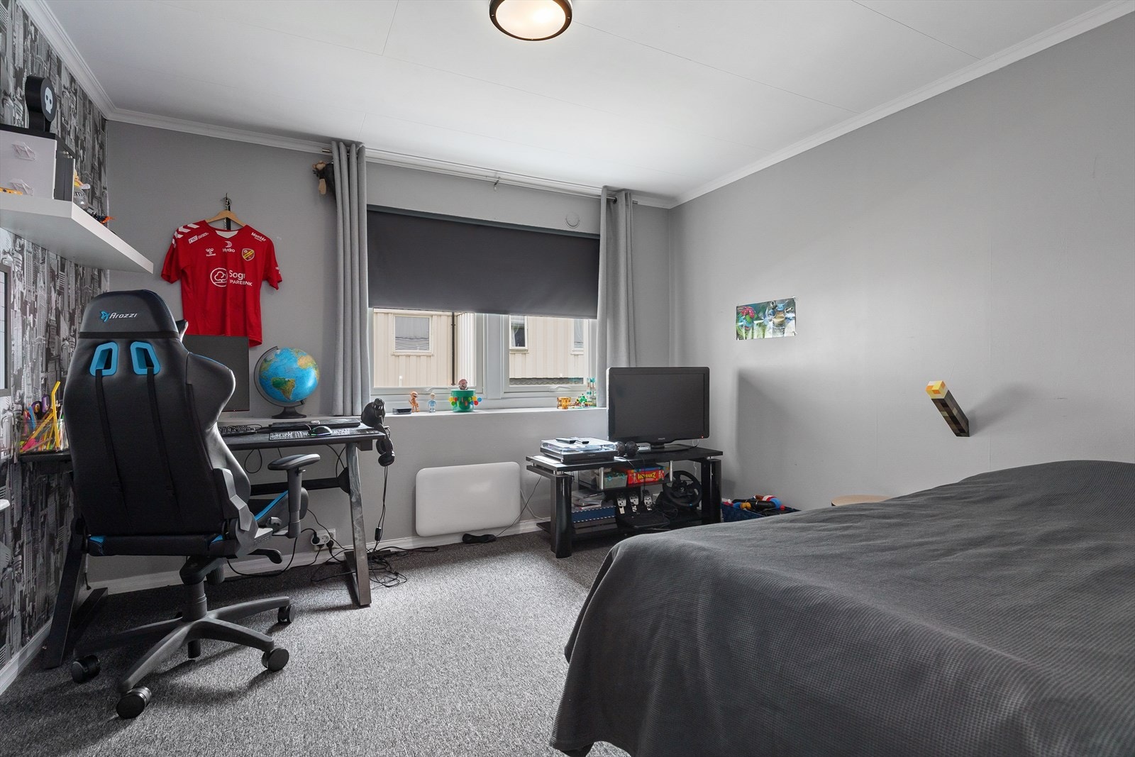 Soverom med plass til dobbeltseng og skrivepult. Galleribilde